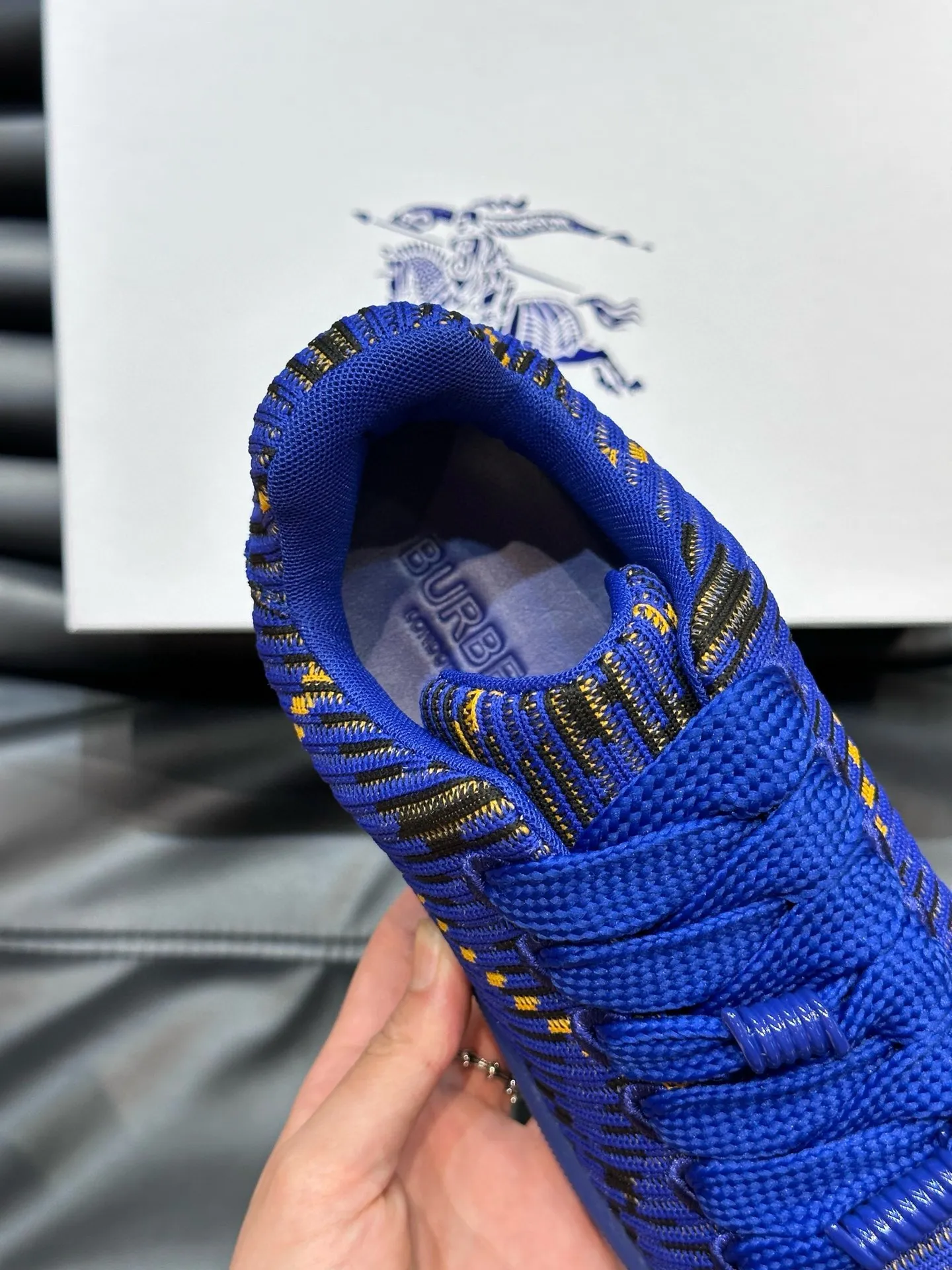 Factory price: 458💰Burberry Box series👫 Thick-soled casual sports shoes for couples, cool sneakers and bread shoes, purchased and developed from the original version, the top version of Box series sports shoes, made of original plaid/knitted fabric, embellished with EKD embossing. Made of mesh lining, the laces are decorated with metal coils, the rubber sole is decorated with the Burberry letter logo, and the original molded 3.5CM two-color T men's shoe 💰U outsole! Code number: 35-45 (35-45 customized)